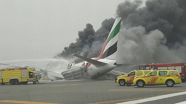 O avião da Emirates pegou fogo e fez um pouso de emergência. Reprodução: Twitter.
